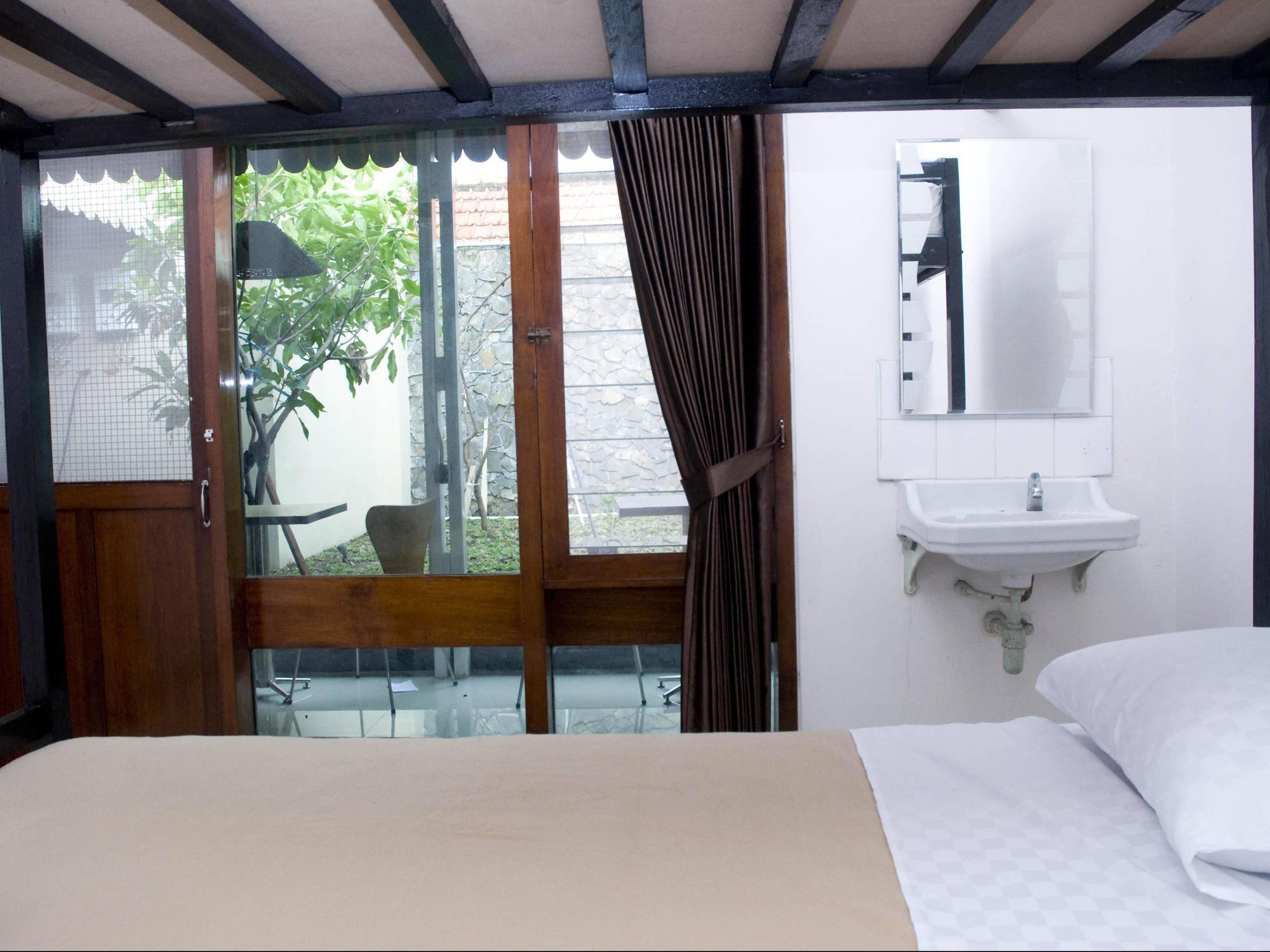 Krowi Inn Surabaya Eksteriør bilde